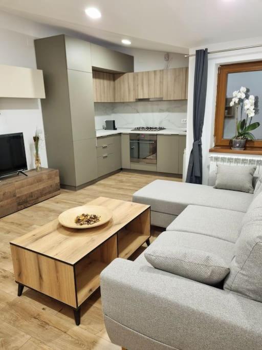 Cozy Apartment Near City Center Бухарест Экстерьер фото