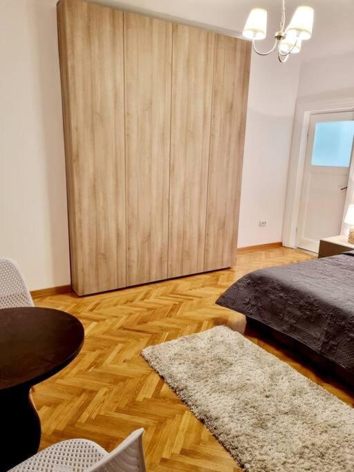 Cozy Apartment Near City Center Бухарест Экстерьер фото