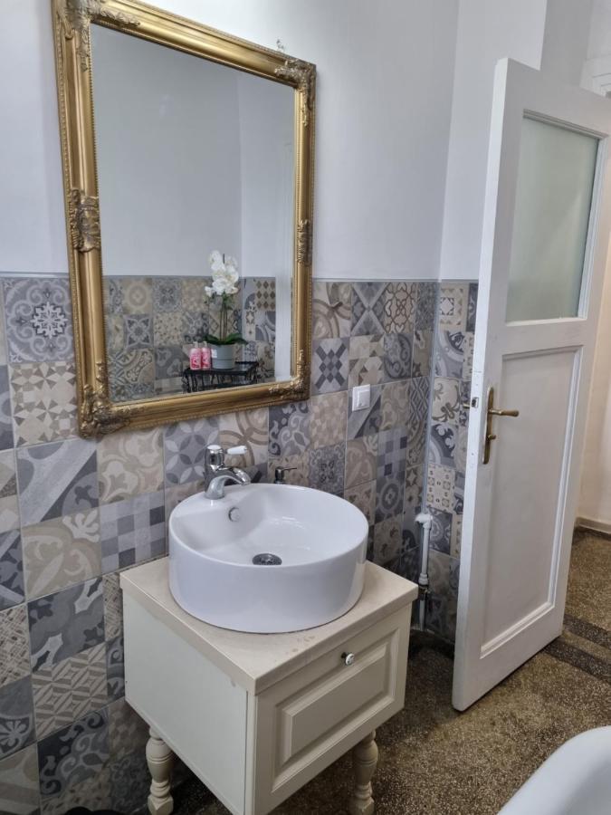 Cozy Apartment Near City Center Бухарест Экстерьер фото